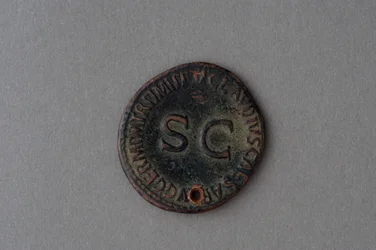 Som mynt av Germanicus (brons)